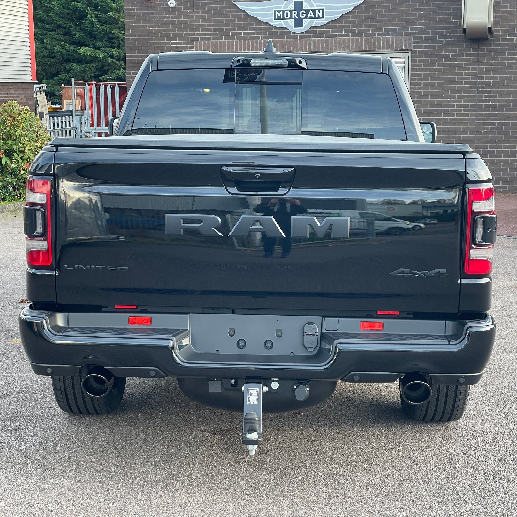 RAM 1500 LIMITED NIGHT EDITION CREW CAB - DIAMOND BLACK WITH BLACK