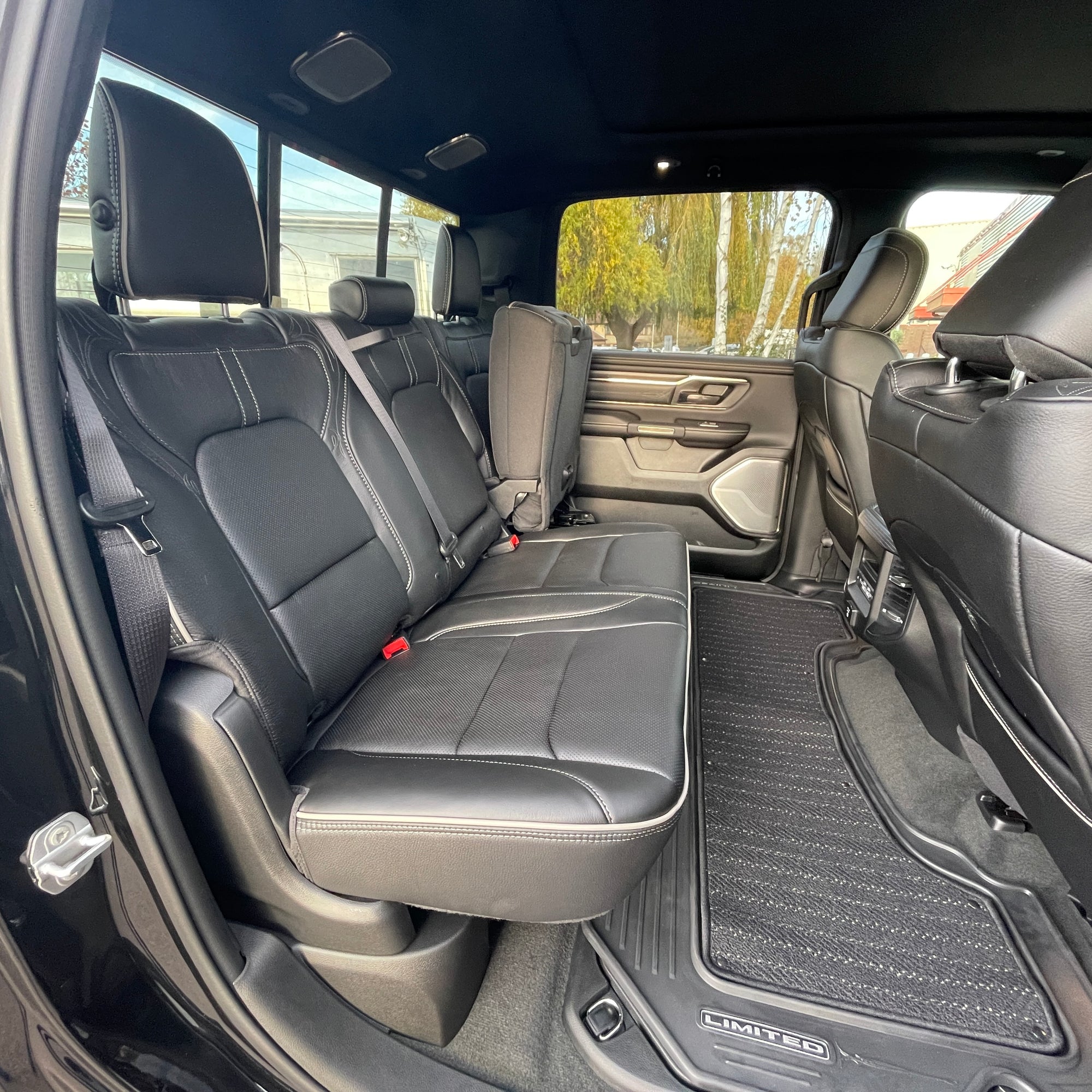 RAM 1500 LIMITED NIGHT EDITION CREW CAB - DIAMOND BLACK WITH BLACK