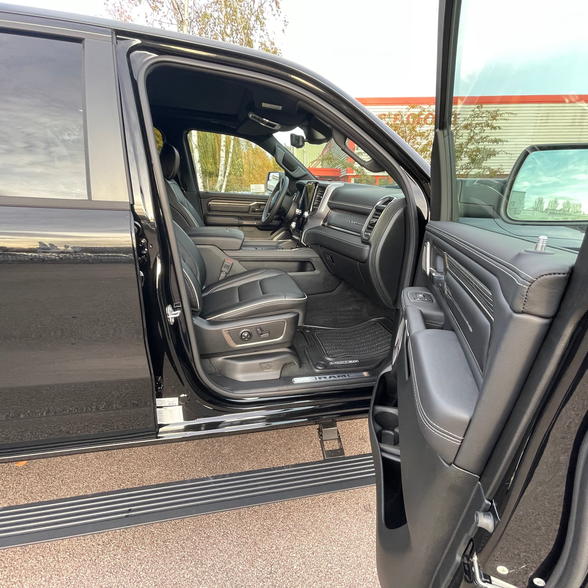 RAM 1500 LIMITED NIGHT EDITION CREW CAB - DIAMOND BLACK WITH BLACK