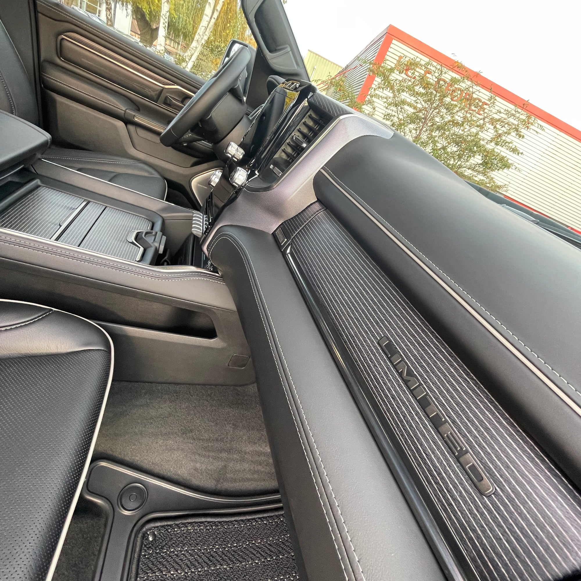 RAM 1500 LIMITED NIGHT EDITION CREW CAB - DIAMOND BLACK WITH BLACK