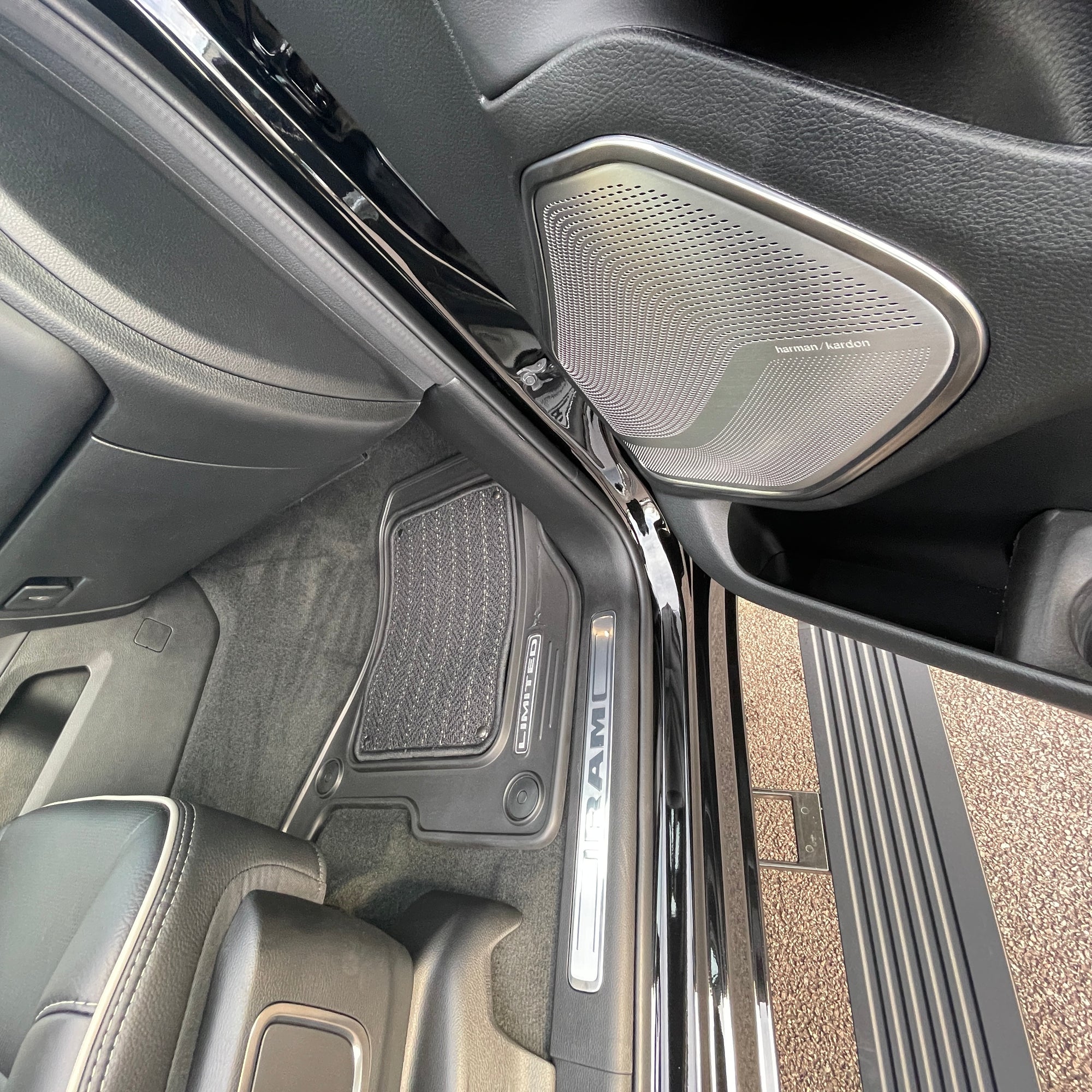 RAM 1500 LIMITED NIGHT EDITION CREW CAB - DIAMOND BLACK WITH BLACK