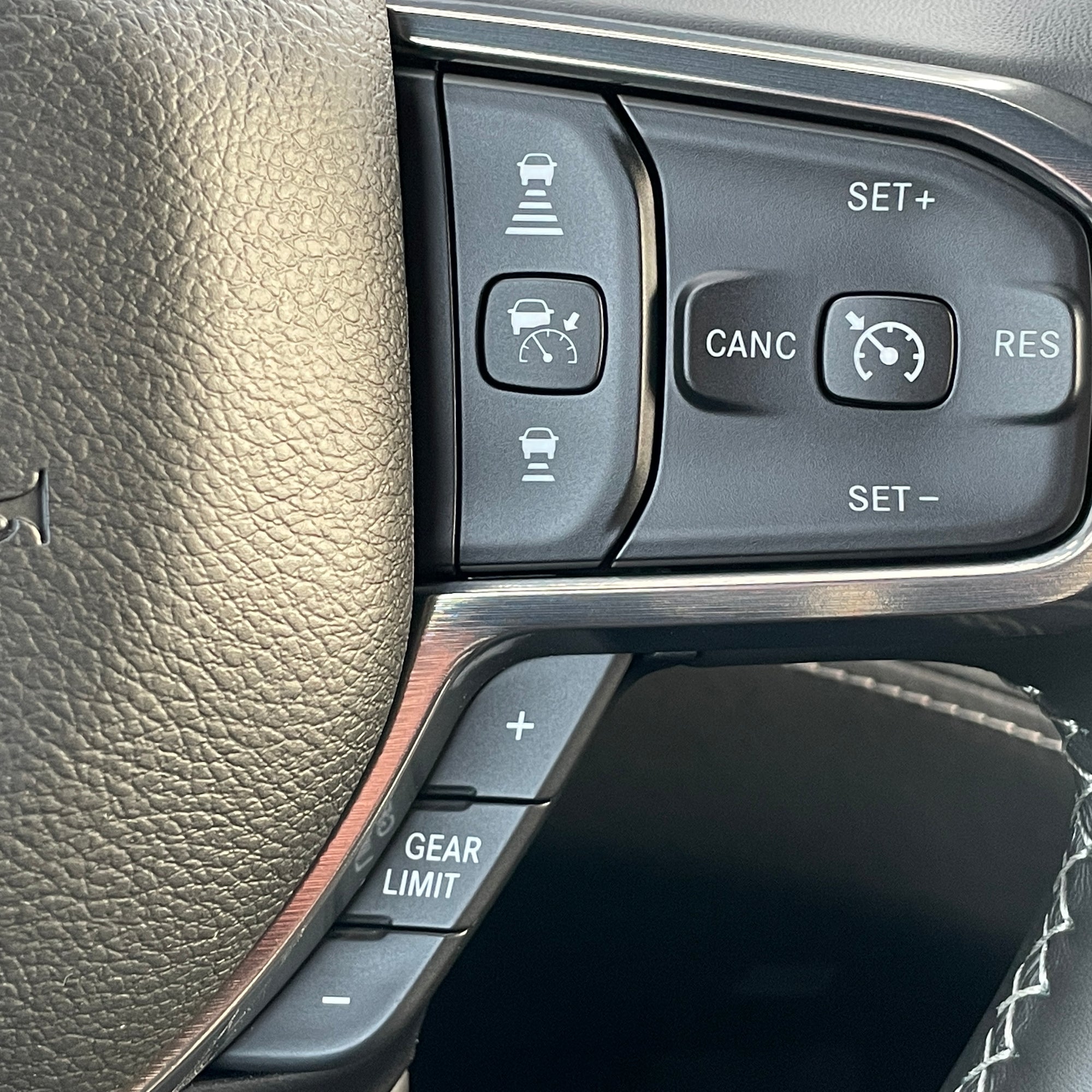 RAM 1500 LIMITED NIGHT EDITION CREW CAB - DIAMOND BLACK WITH BLACK