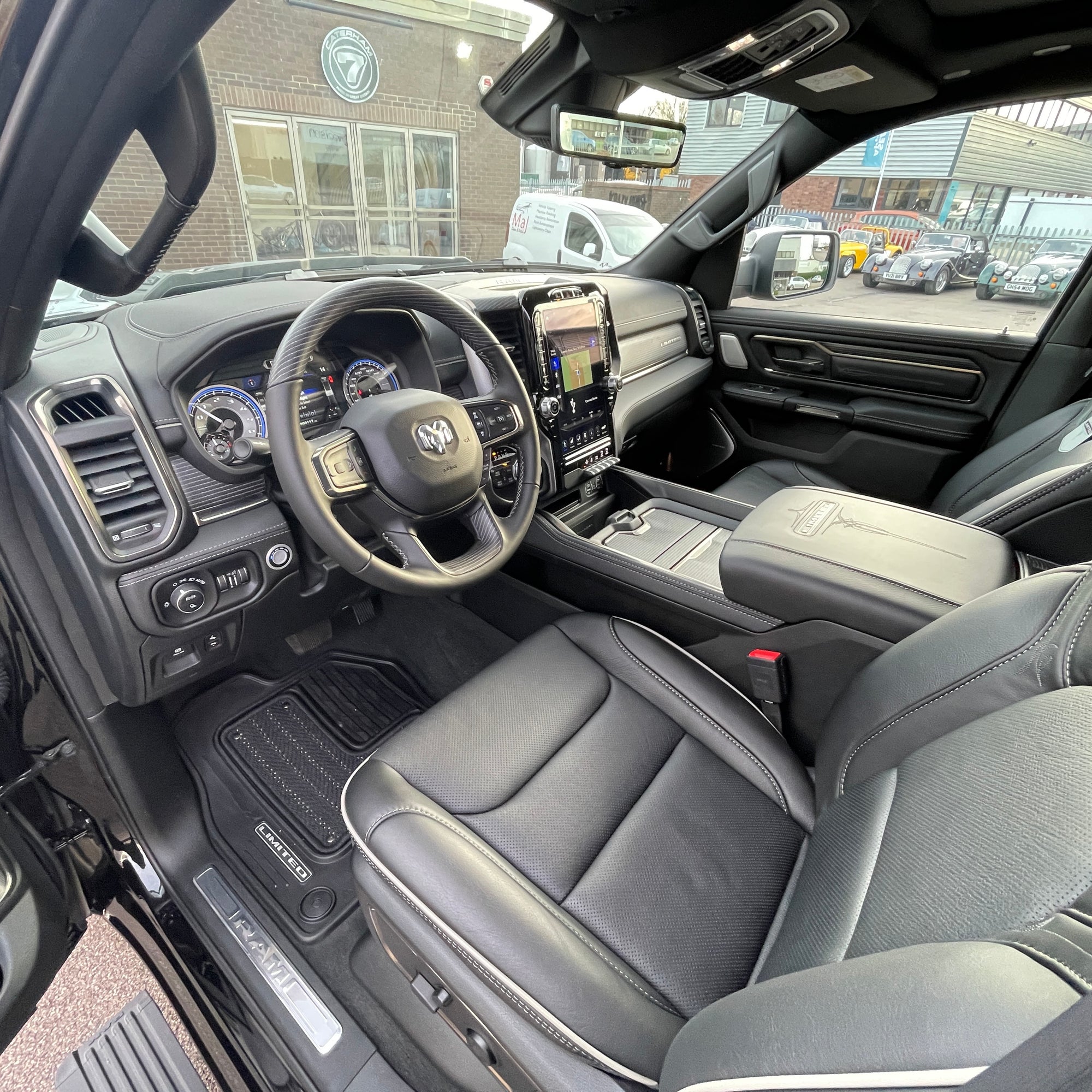 RAM 1500 LIMITED NIGHT EDITION CREW CAB - DIAMOND BLACK WITH BLACK