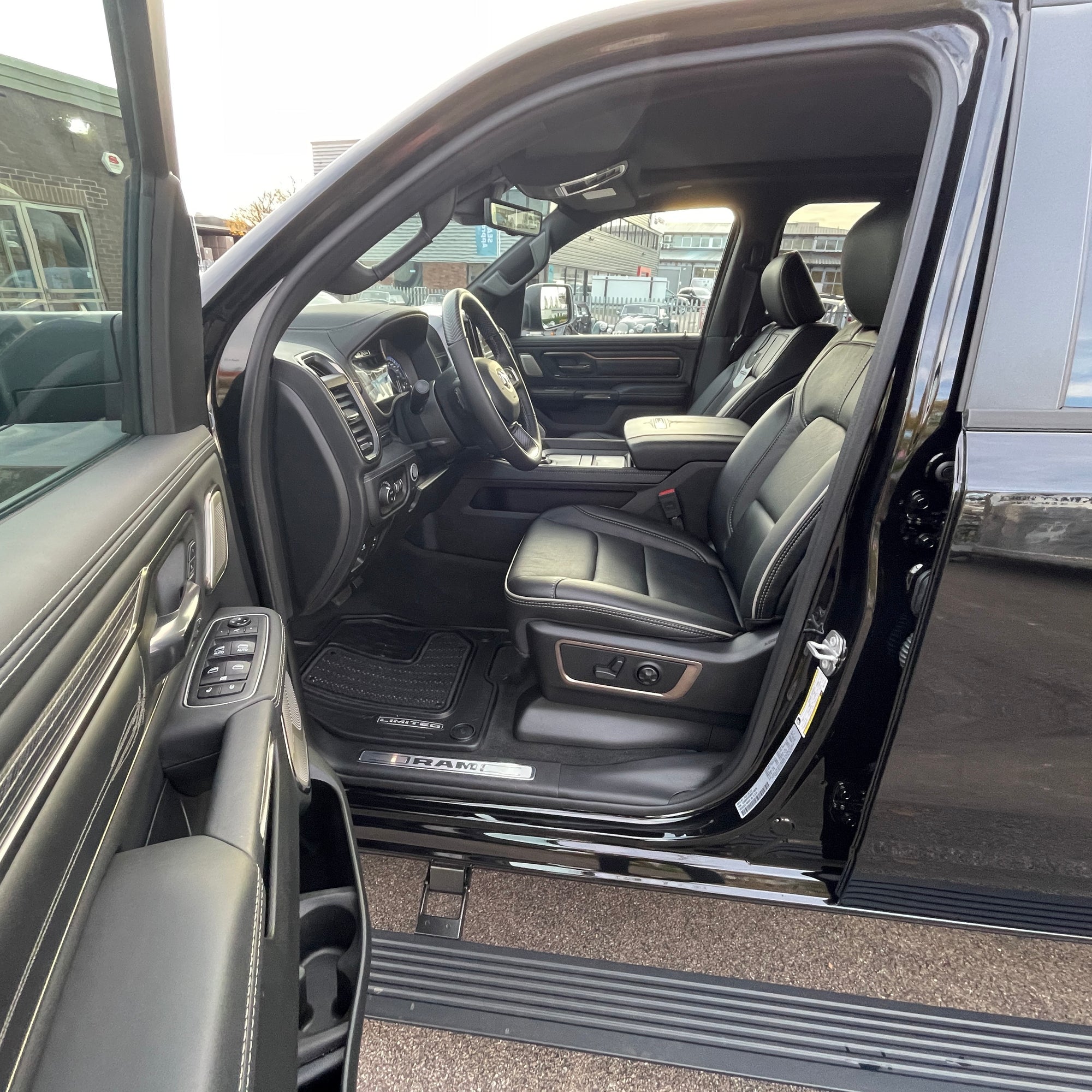 RAM 1500 LIMITED NIGHT EDITION CREW CAB - DIAMOND BLACK WITH BLACK