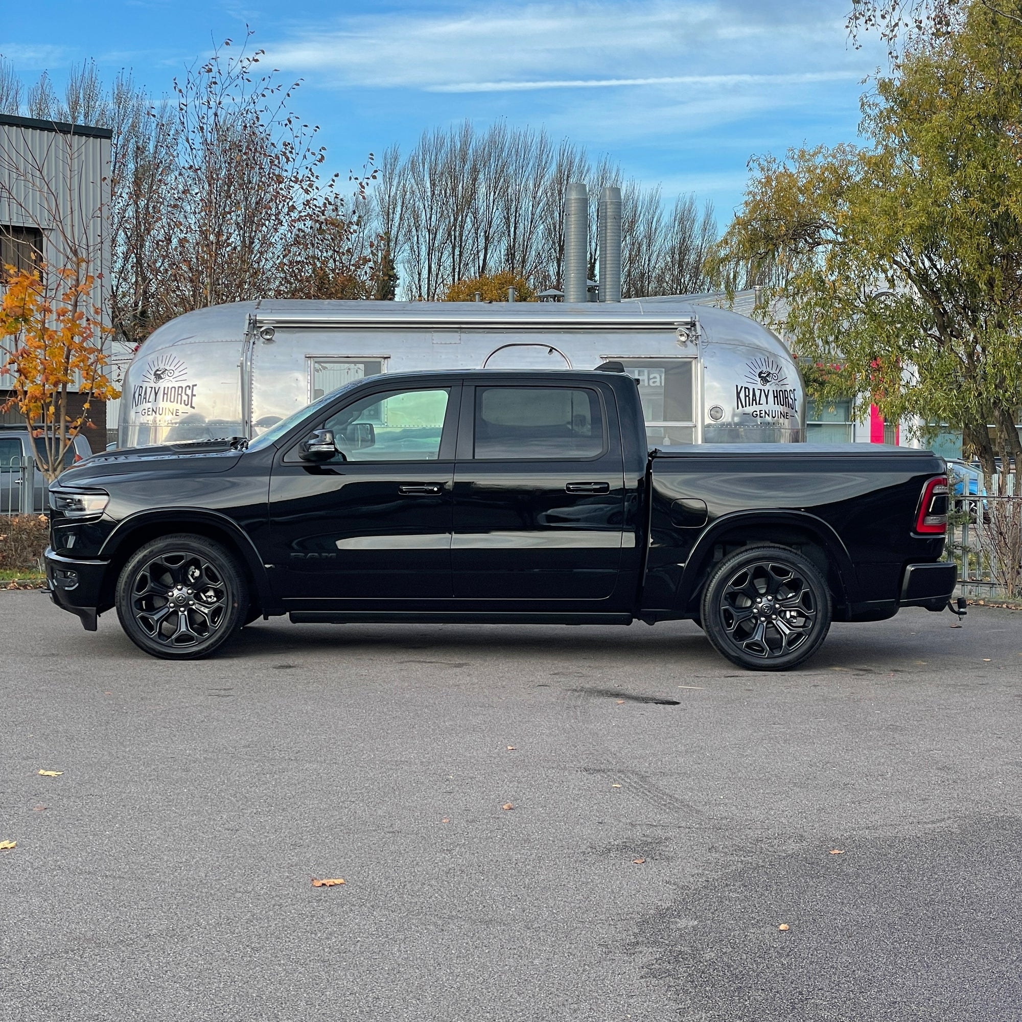 RAM 1500 LIMITED NIGHT EDITION CREW CAB - DIAMOND BLACK WITH BLACK