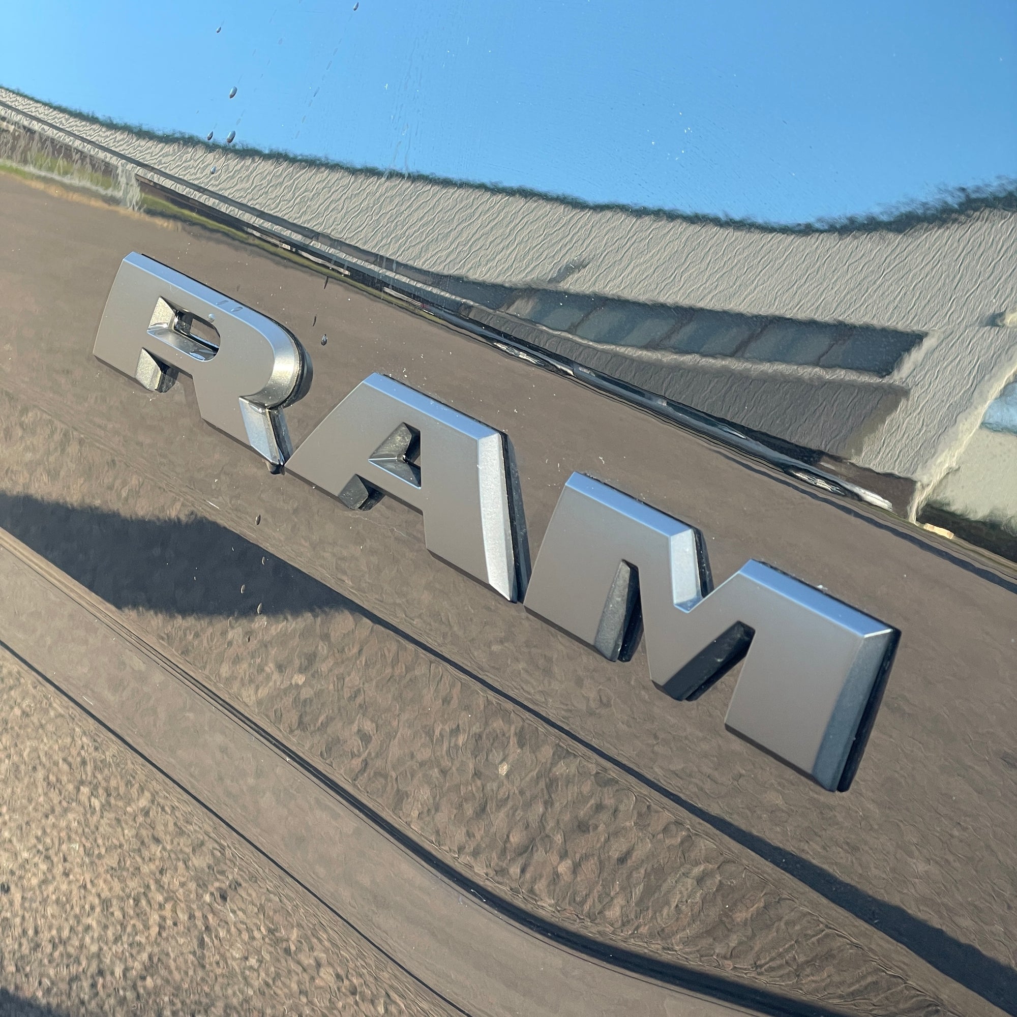 RAM 1500 LIMITED NIGHT EDITION CREW CAB - DIAMOND BLACK WITH BLACK