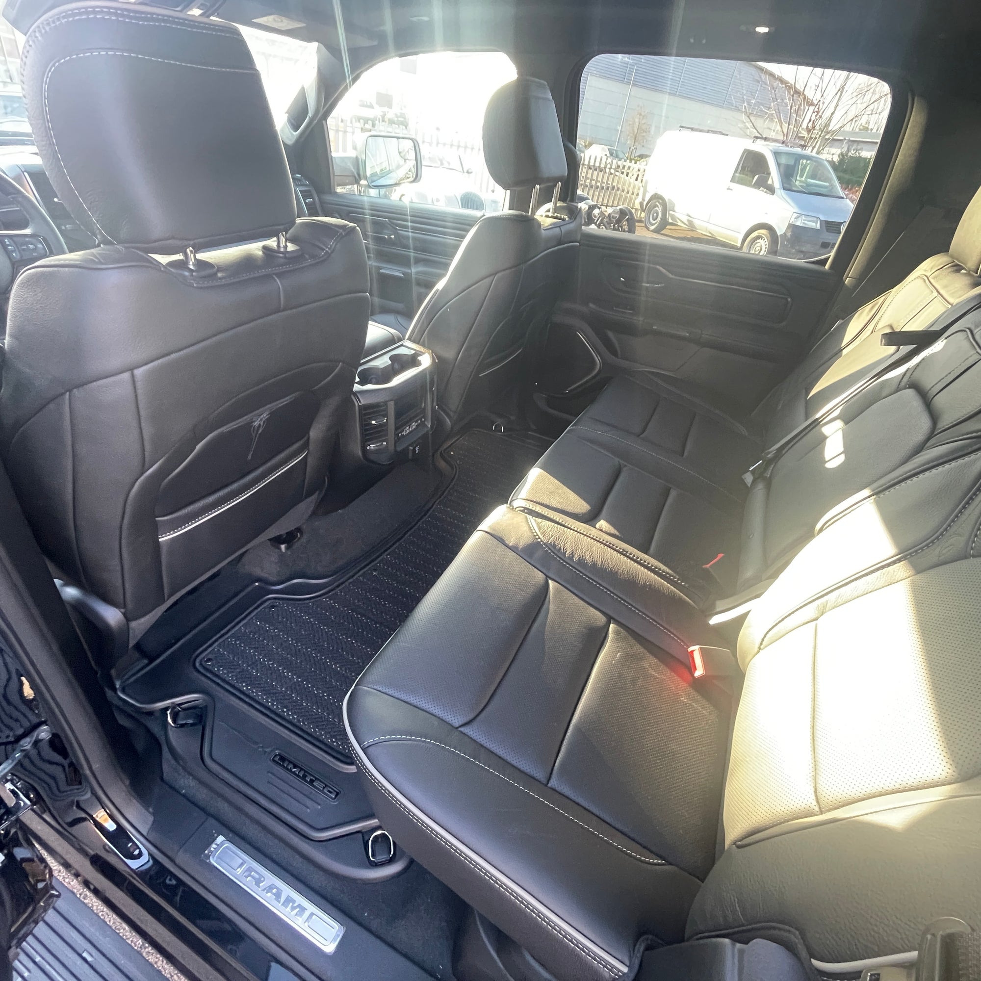 RAM 1500 LIMITED NIGHT EDITION CREW CAB - DIAMOND BLACK WITH BLACK