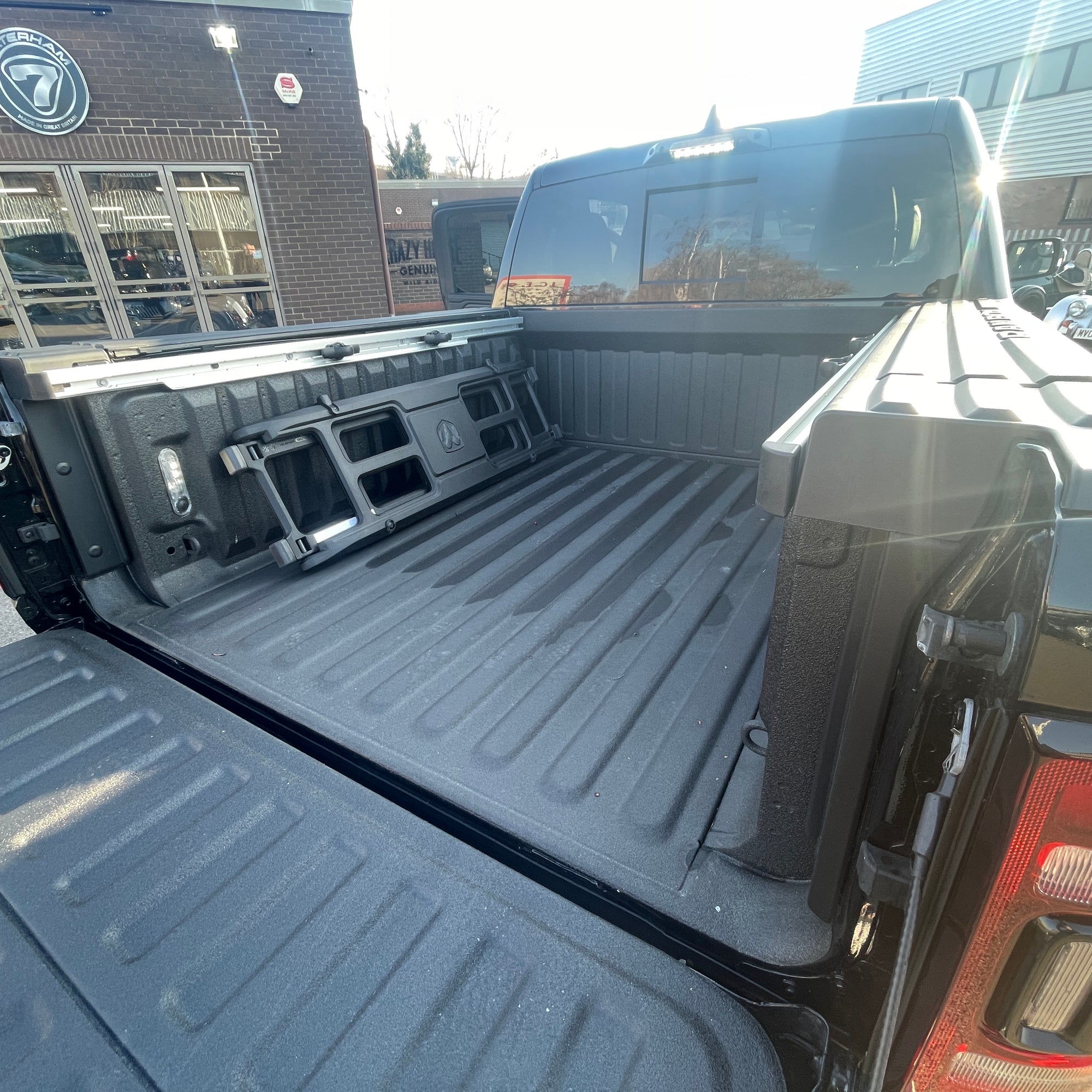 RAM 1500 LIMITED NIGHT EDITION CREW CAB - DIAMOND BLACK WITH BLACK