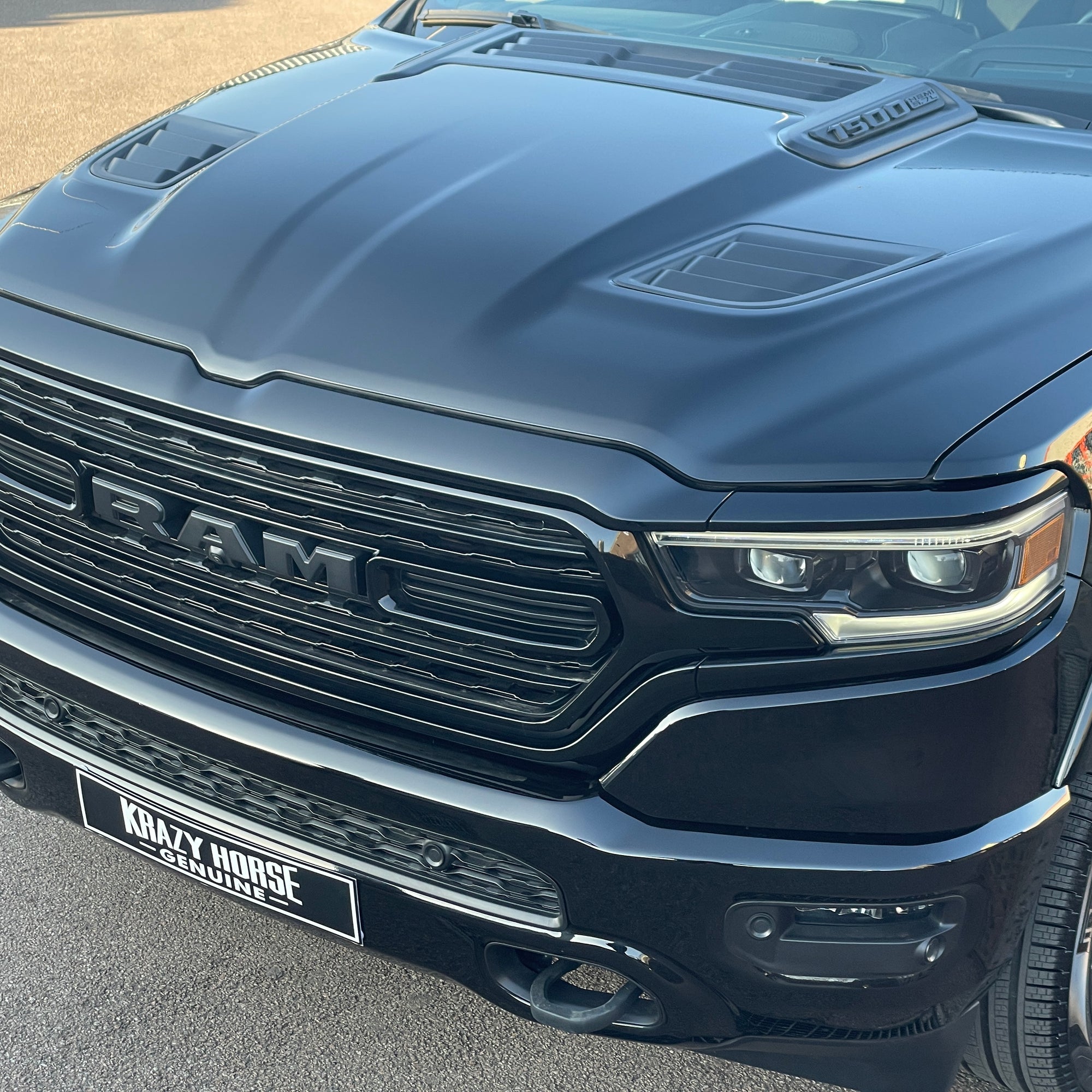 RAM 1500 LIMITED NIGHT EDITION CREW CAB - DIAMOND BLACK WITH BLACK