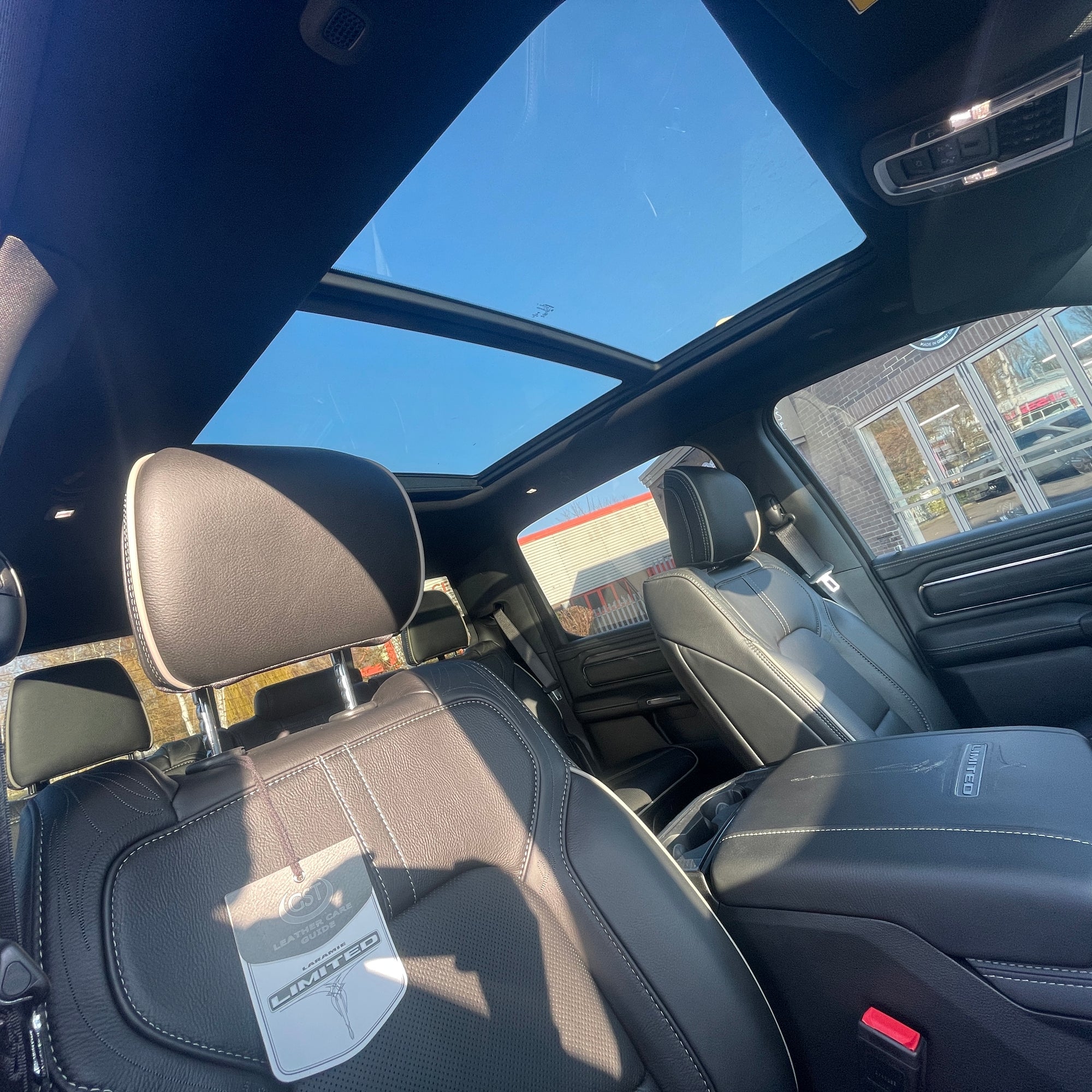 RAM 1500 LIMITED NIGHT EDITION CREW CAB - DIAMOND BLACK WITH BLACK