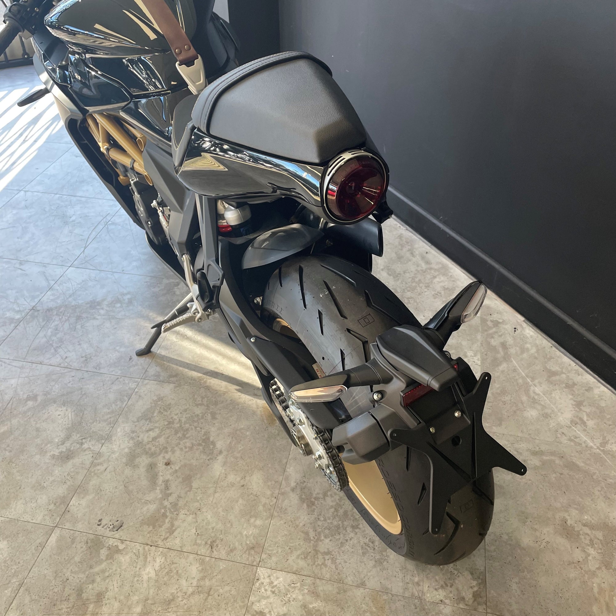 MV Agusta - Superveloce - Nero/Grigio Black/Grey - PreLoved