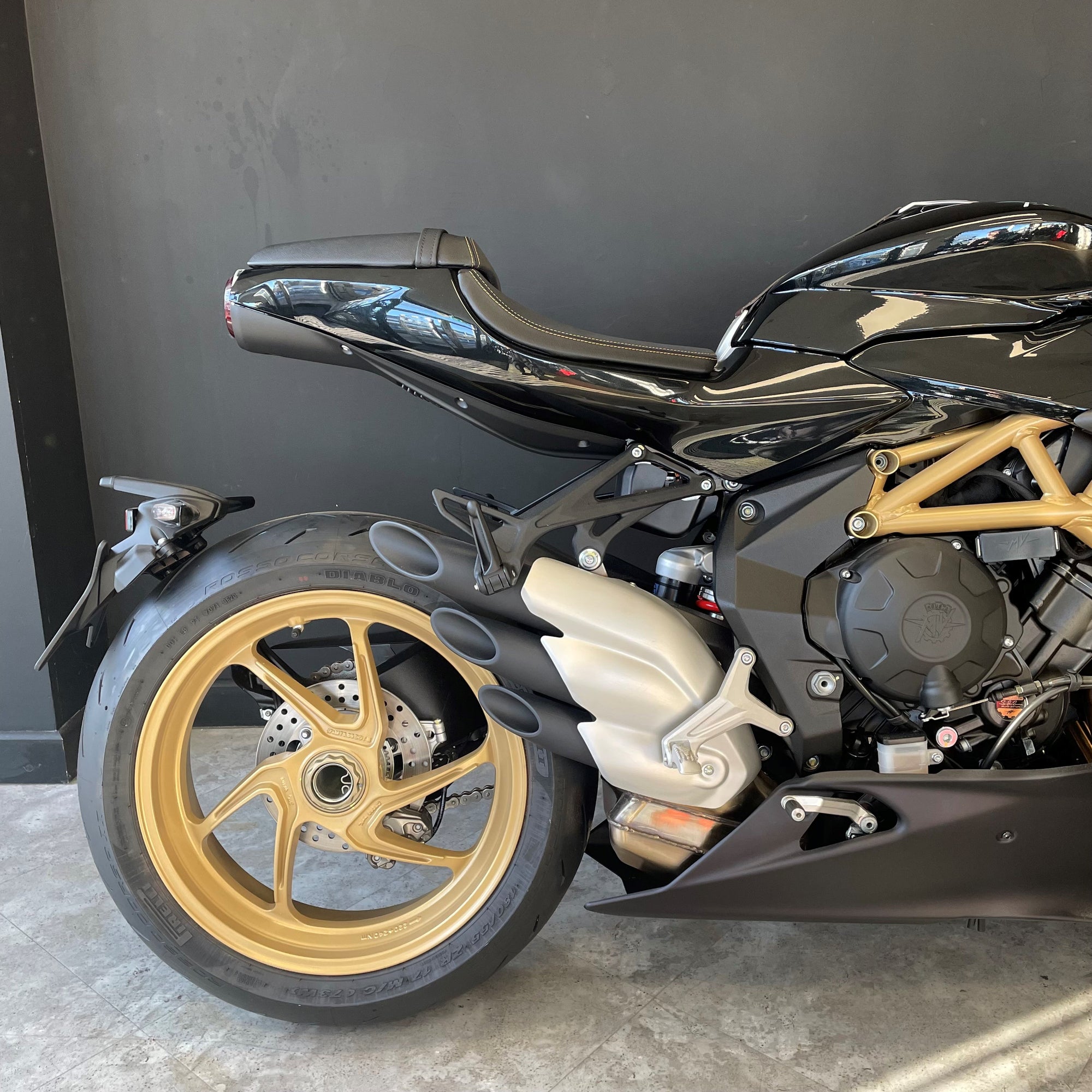 MV Agusta - Superveloce - Nero/Grigio Black/Grey - PreLoved