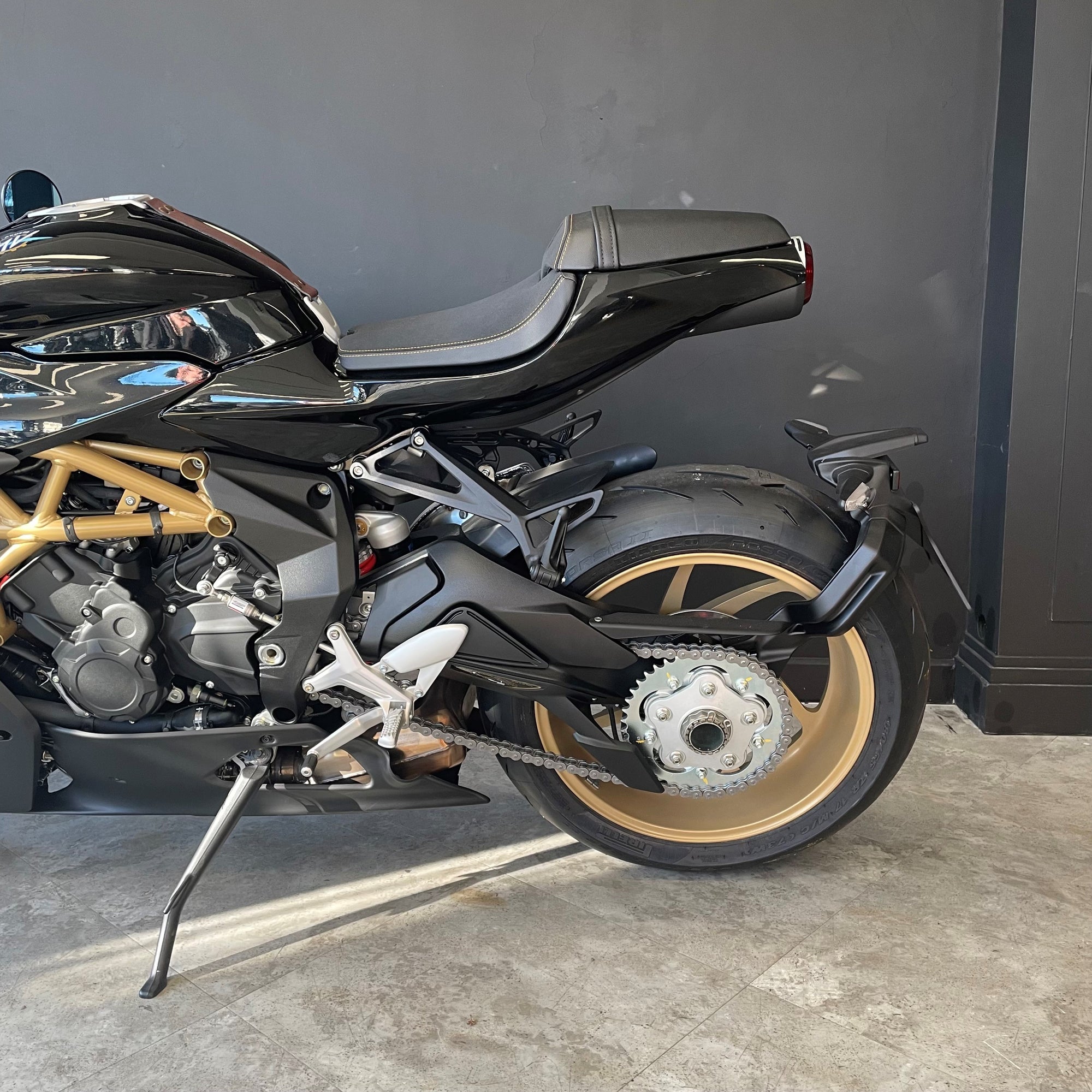 MV Agusta - Superveloce - Nero/Grigio Black/Grey - PreLoved